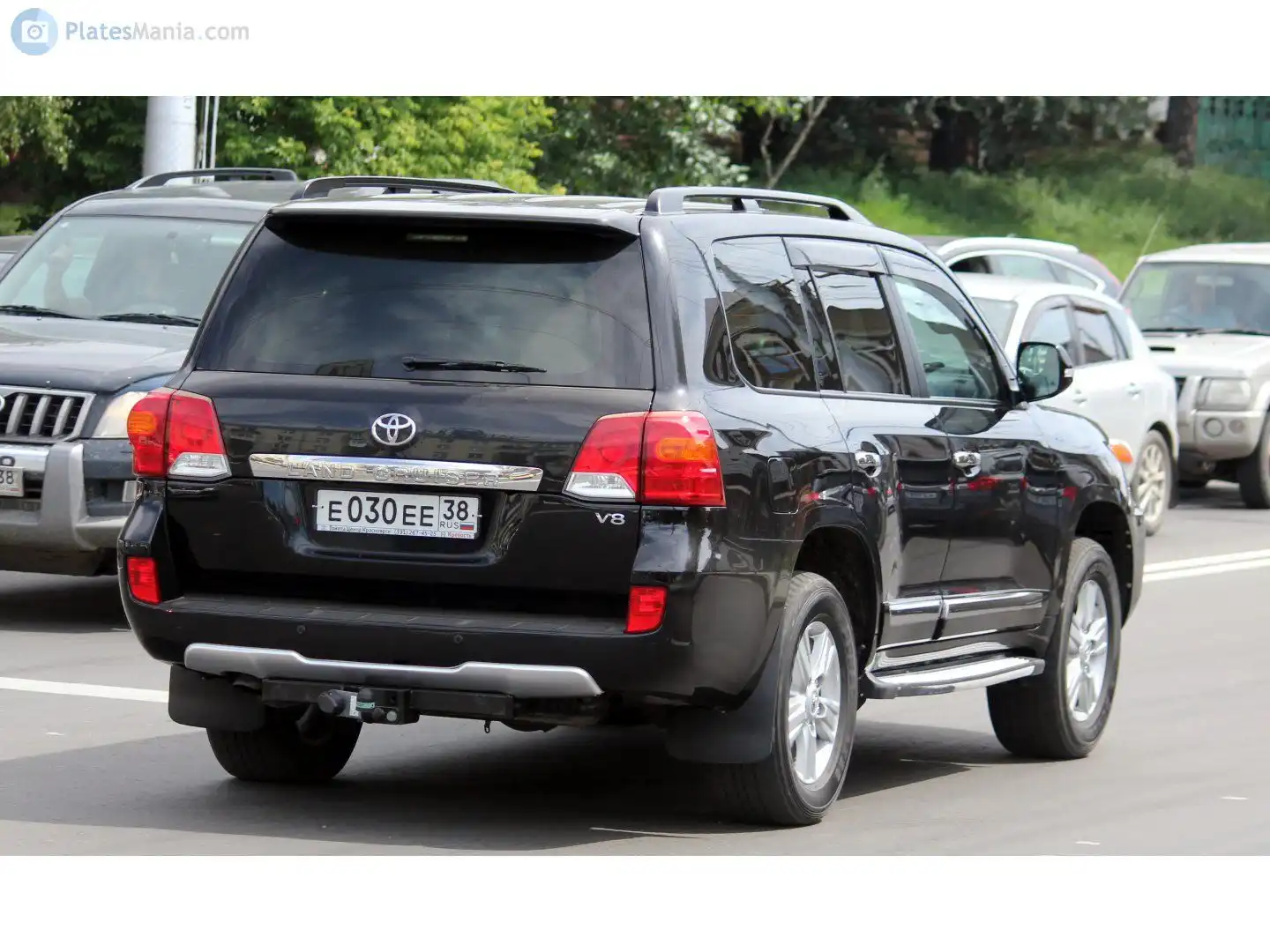 Фото автомобиля TOYOTA LANDCRUISER 200, 2012 — госномер М836ВР138. Цвет: ЧЕРНЫЙ