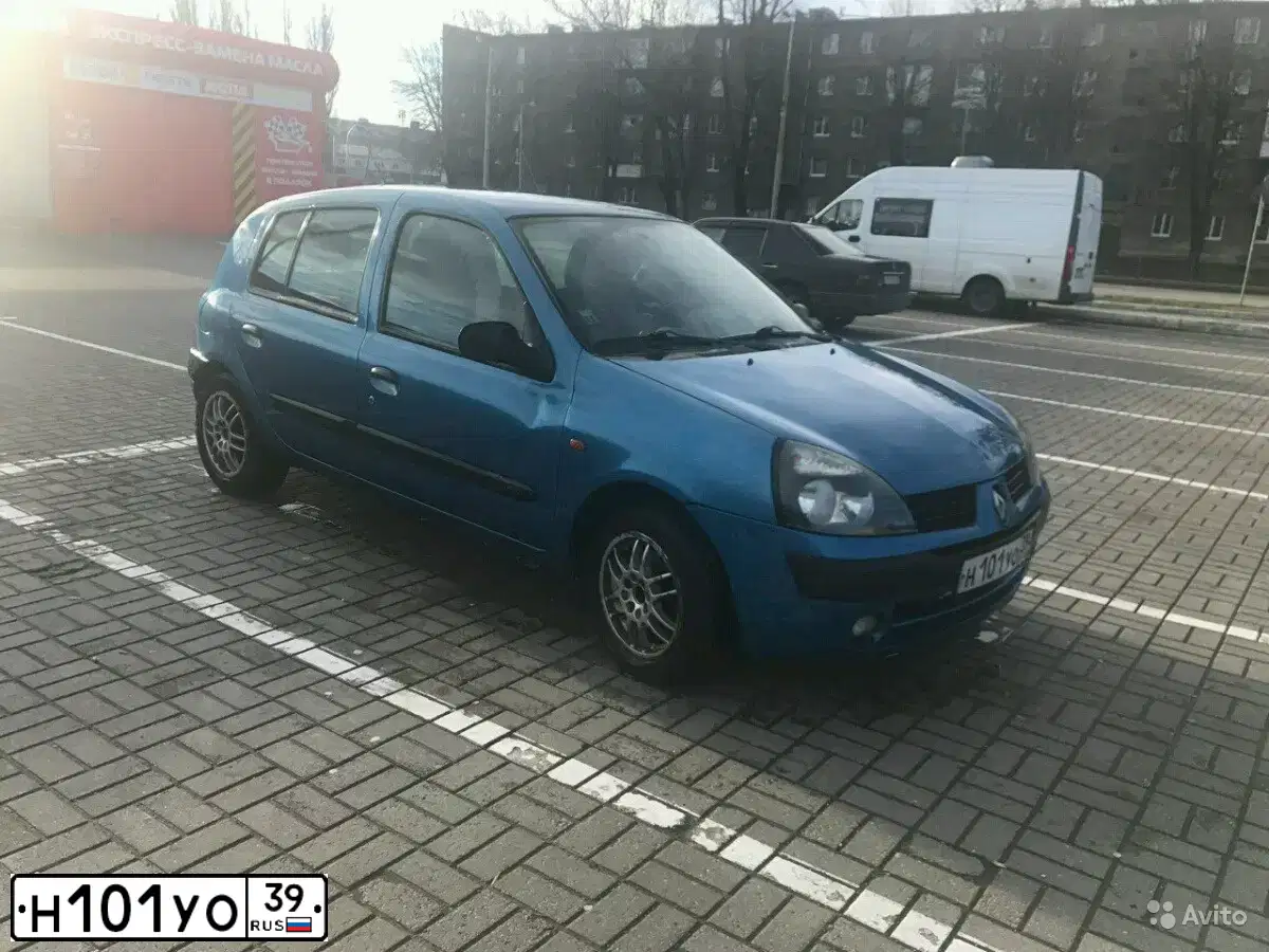 Фото автомобиля RENAULT CLIO, 2002 — госномер Н101УО39. Цвет: СИНИЙ