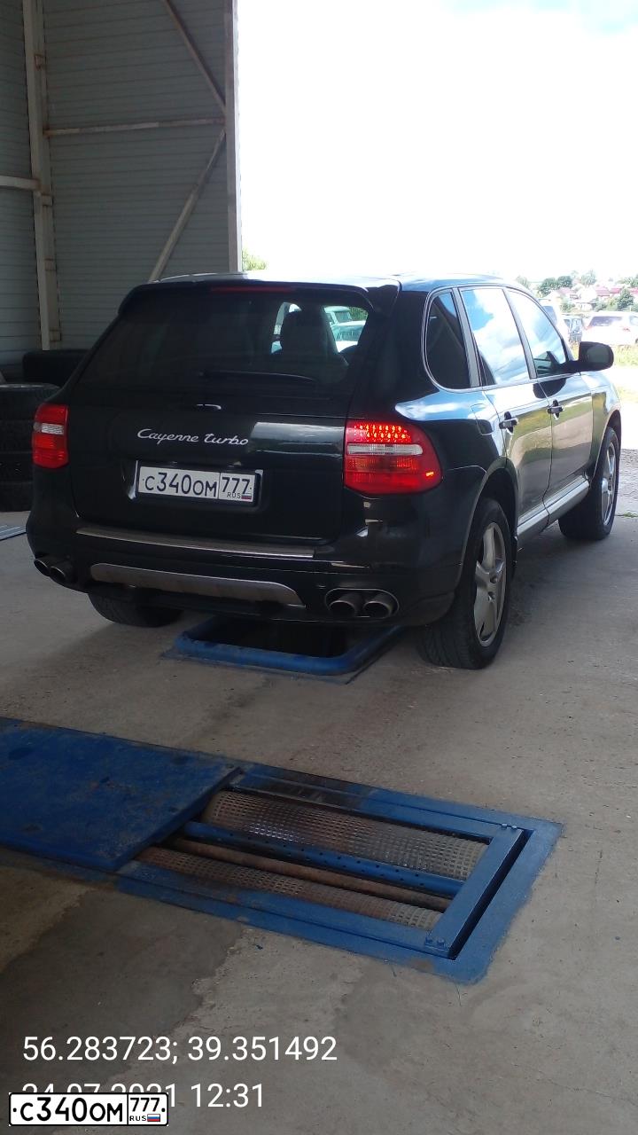 Фото автомобиля PORSCHE CAYENNE TURBO, 2007 — госномер Т834ХТ198. Цвет: ЗЕЛЕНЫЙ ТЕМНЫЙ