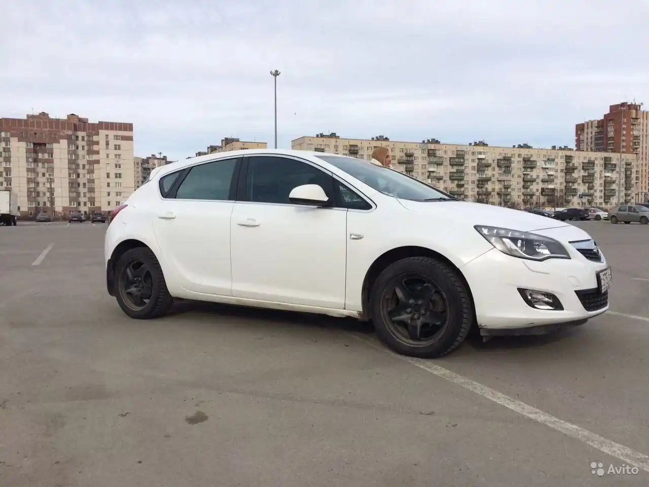 Фото автомобиля OPEL ASTRA, 2011 — госномер Е185ОЕ147. Цвет: Белый