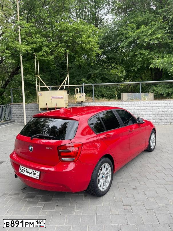 Фото автомобиля BMW SERIE 1, 2012 — госномер В891РМ161. Цвет: Красный