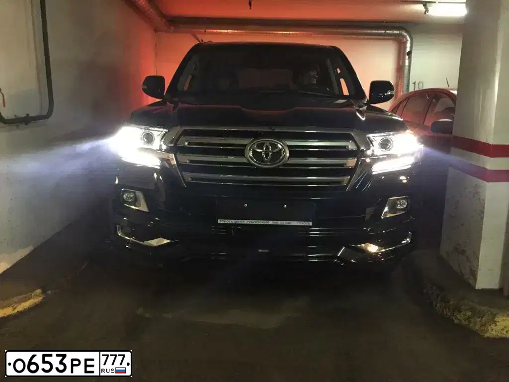 Фото автомобиля TOYOTA ТОЙОТА ЛЕНД КРУЗЕР 200, 2015 — госномер О653РЕ777. Цвет: ЧЕРНЫЙ