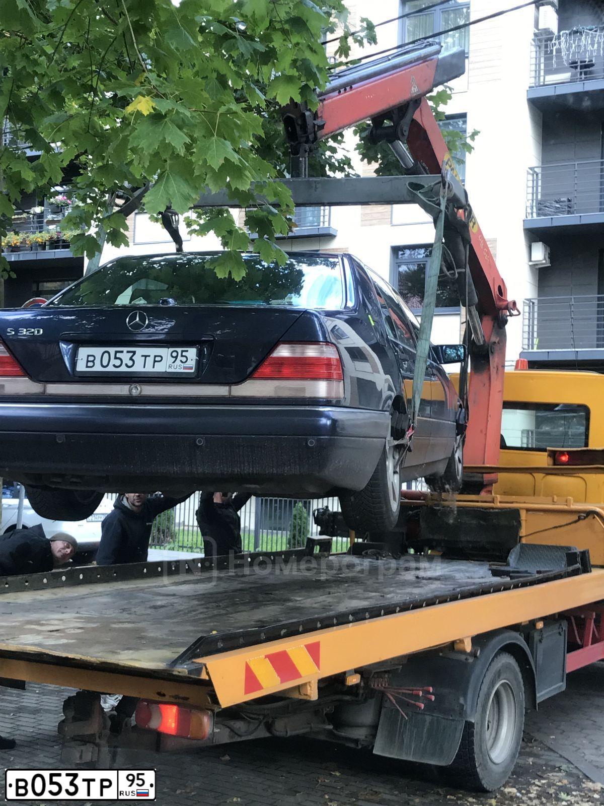 Фото автомобиля MERCEDES S-KLASSE, 1998 — госномер В553АХ53. Цвет: ТЕМНО-СИНИЙ