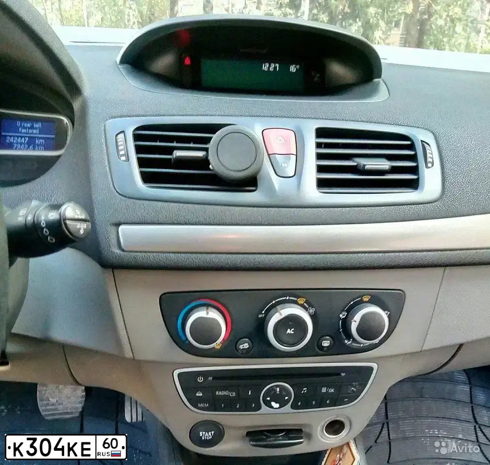Фото автомобиля RENAULT MEGANE, 2009 — госномер К304КЕ60. Цвет: Серебристый