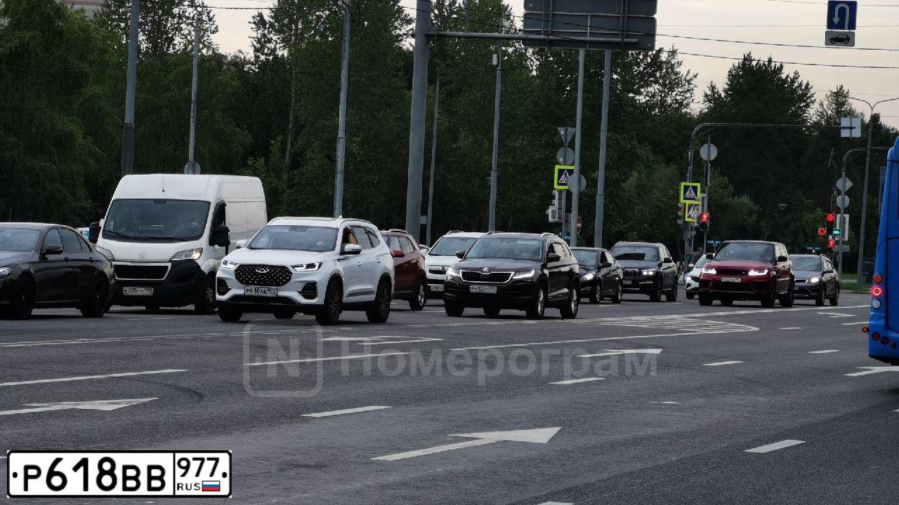 Фото автомобиля PEUGEOT 307, 2006 — госномер Р618ВВ977. Цвет: Красный