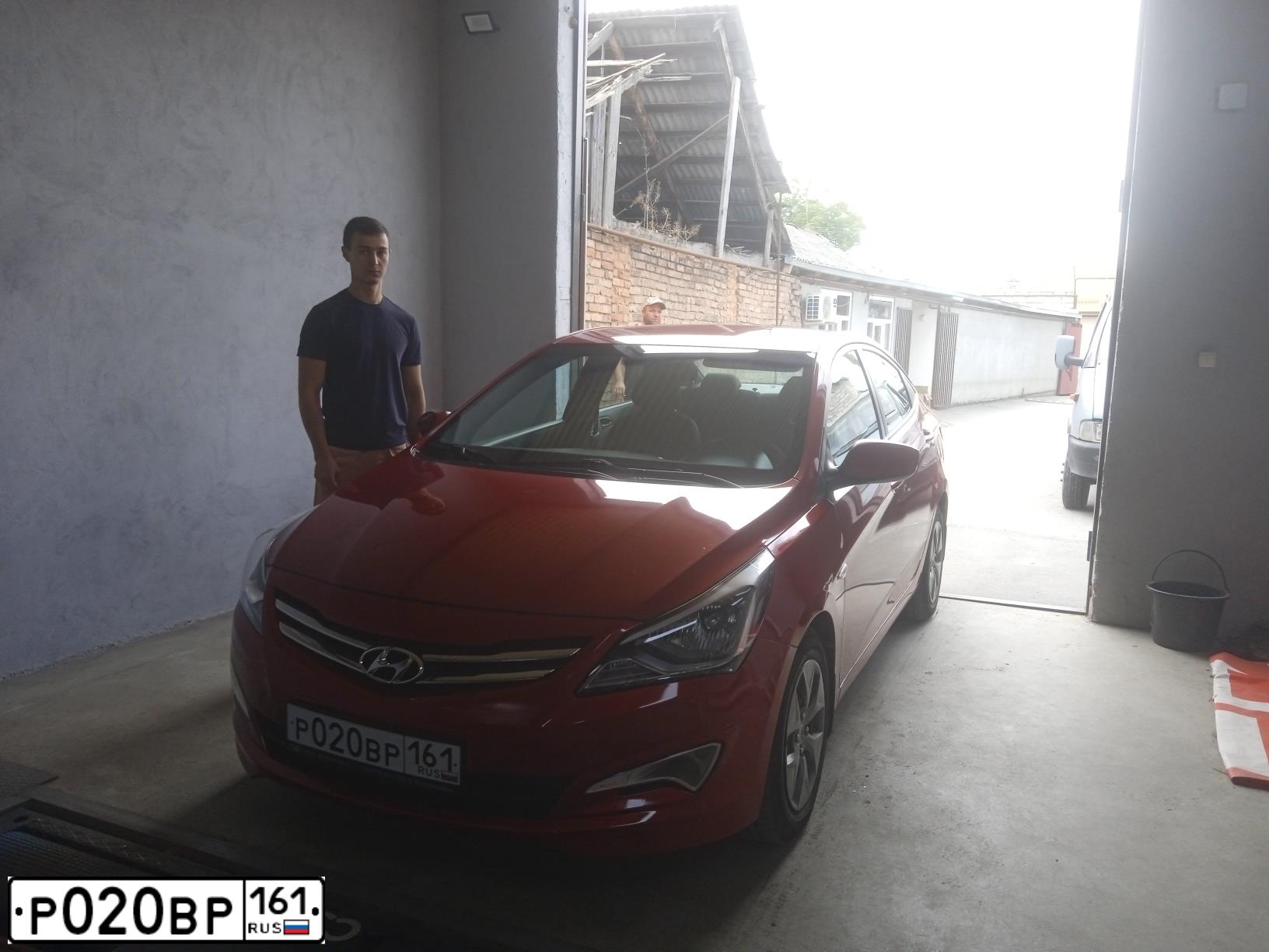 Фото автомобиля HYUNDAI SOLARIS, 2015 — госномер Р020ВР161. Цвет: Красный