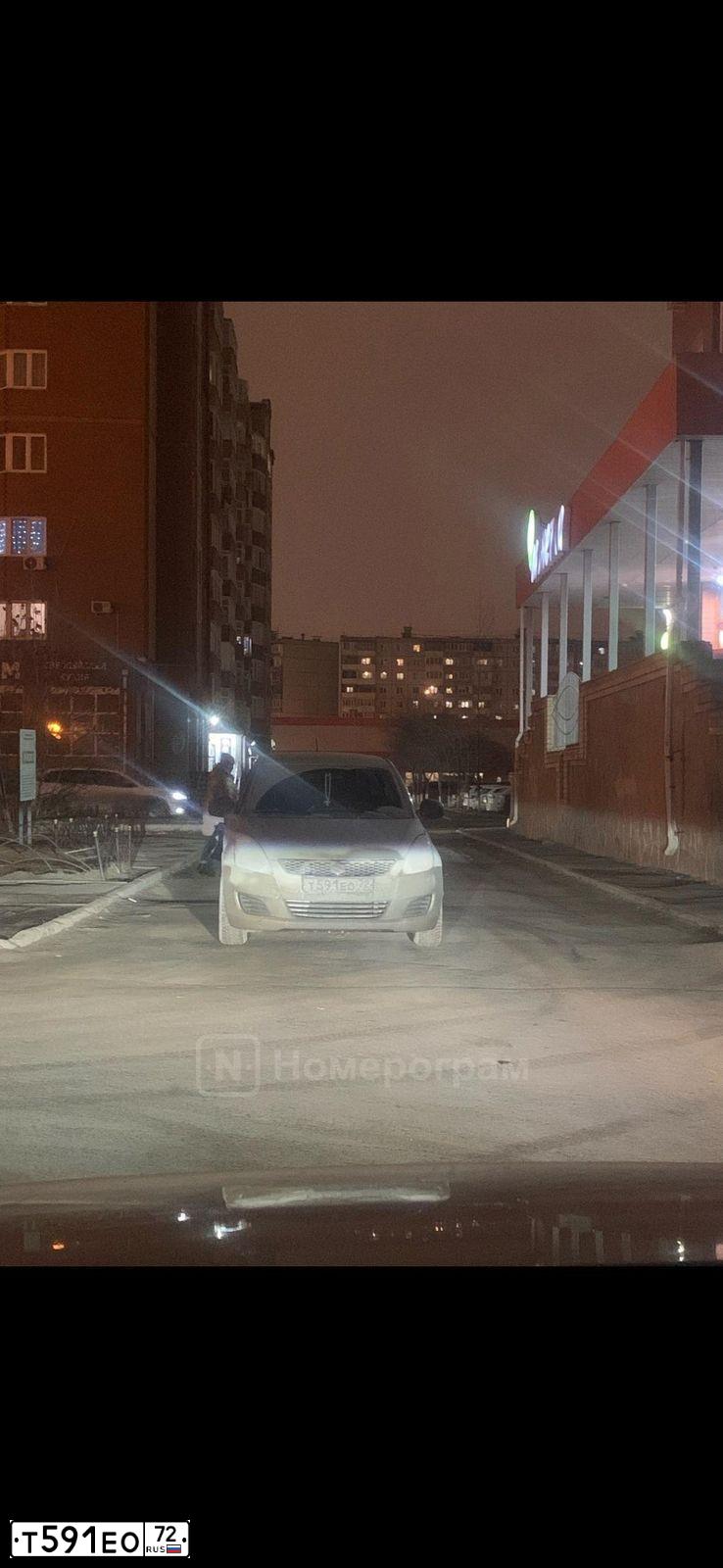 Фото автомобиля SUZUKI SWIFT, 2011 — госномер О972ЕС72. Цвет: серебристый