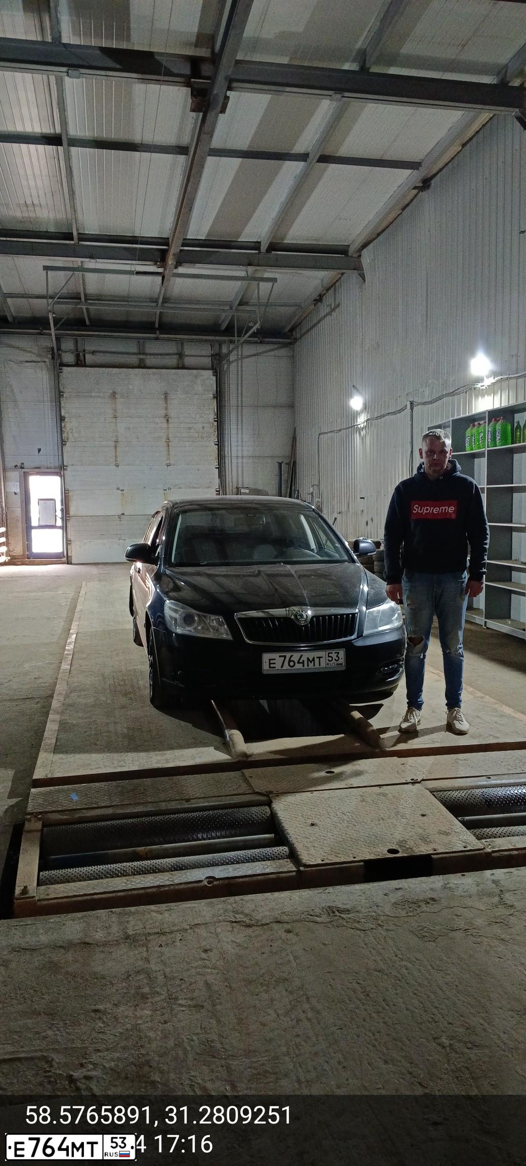 Фото автомобиля SKODA OCTAVIA, 2010 — госномер Е764МТ53. Цвет: ЧЕРНЫЙ
