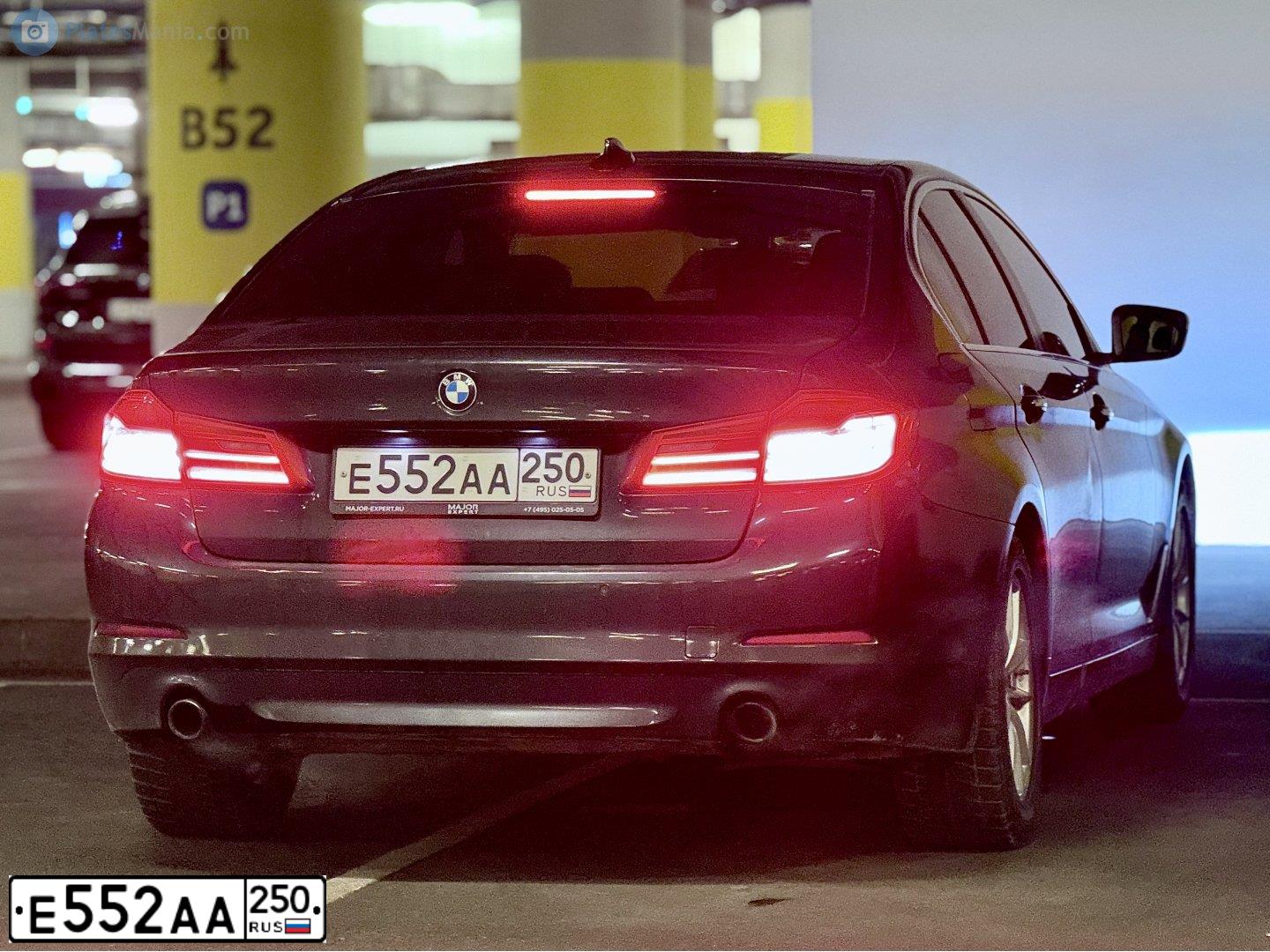 Фото автомобиля BMW SERIE 5, 2018 — госномер Е552АА250. Цвет: ЧЕРНЫЙ