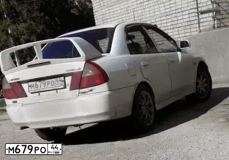 Фото автомобиля МИЦУБИСИ ЛАНСЕР МИЦУБИСИ ЛАНСЕР, 1998 — госномер М679РО44. Цвет: Белый