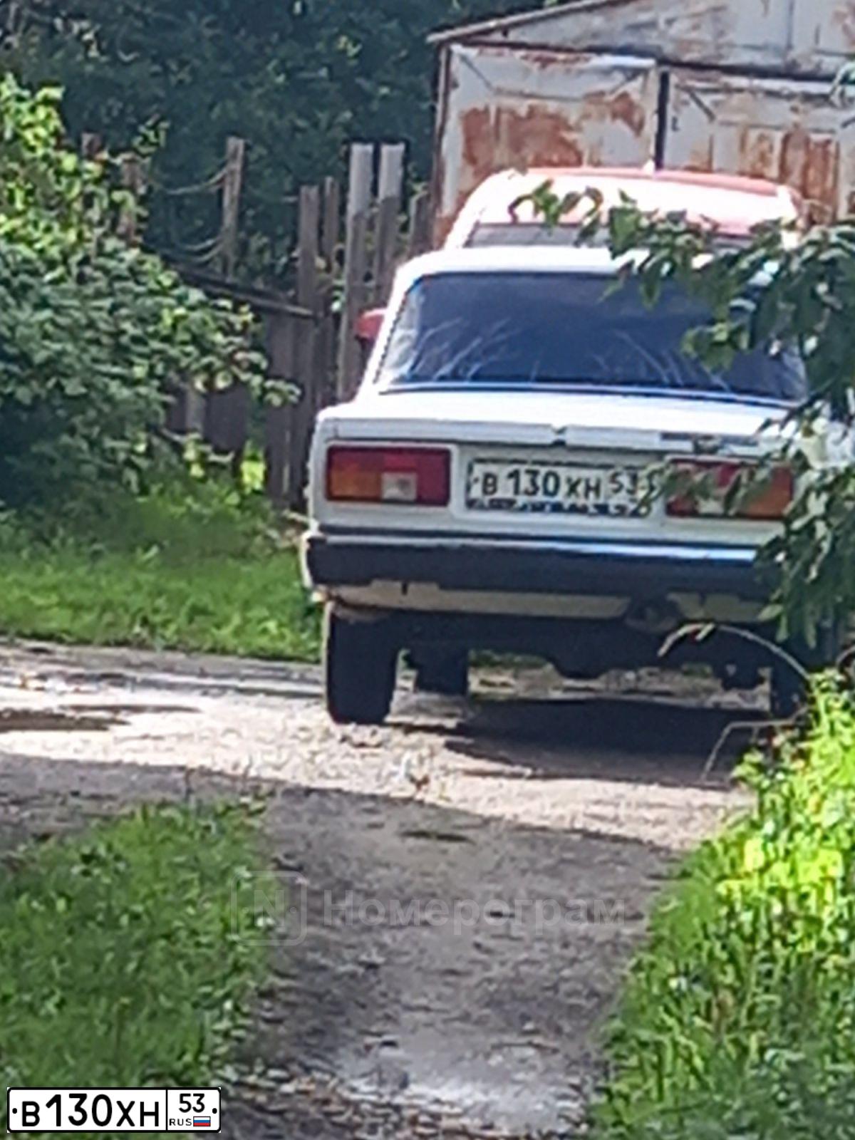 Фото автомобиля LADA 2105, 2007 — госномер В130ХН53. Цвет: ЯРКО-БЕЛЫЙ