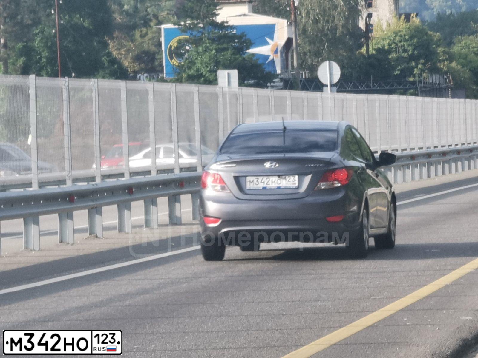 Фото автомобиля HYUNDAI SOLARIS, 2014 — госномер М342НО123. Цвет: ЧЕРНО-СЕРЫЙ