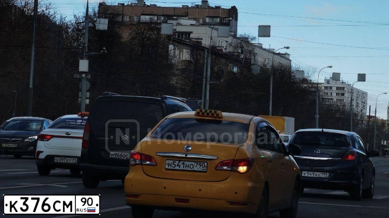 Фото автомобиля SUBARU LEGACY, 2001 — госномер С142ВВ799. Цвет: БЕЛО-ЧЕРНЫЙ