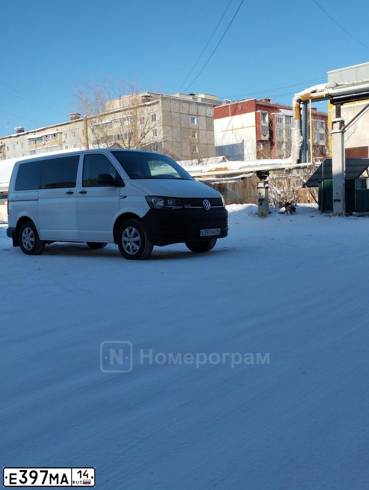 Фото автомобиля VOLKSWAGEN CARAVELLE, 2015 — госномер Е397МА14. Цвет: Белый