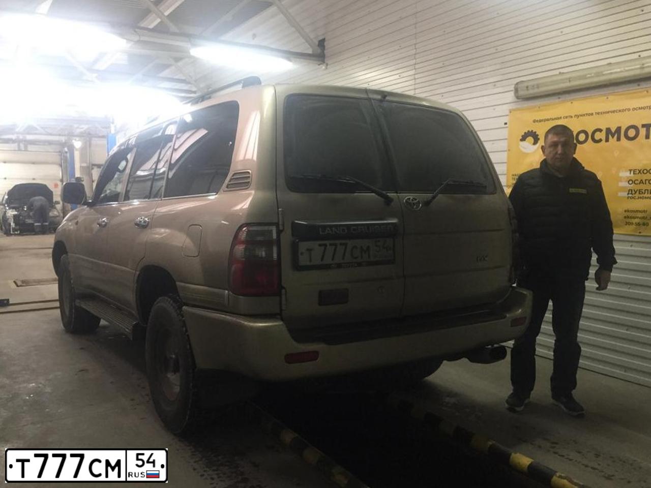 Фото автомобиля TOYOTA LANDCRUISER, 2005 — госномер Т777СМ54. Цвет: ЗОЛОТИСТЫЙ
