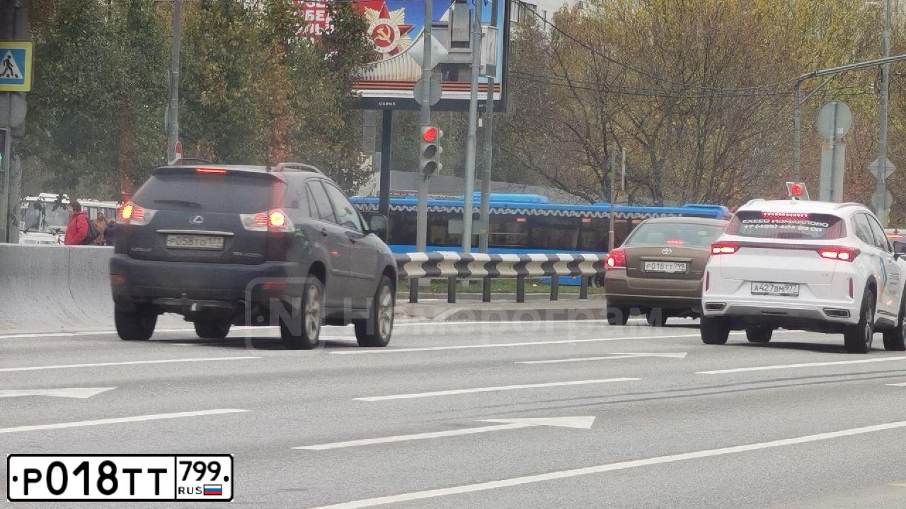 Фото автомобиля TOYOTA AVENSIS, 2004 — госномер Р018ТТ799. Цвет: Коричневый