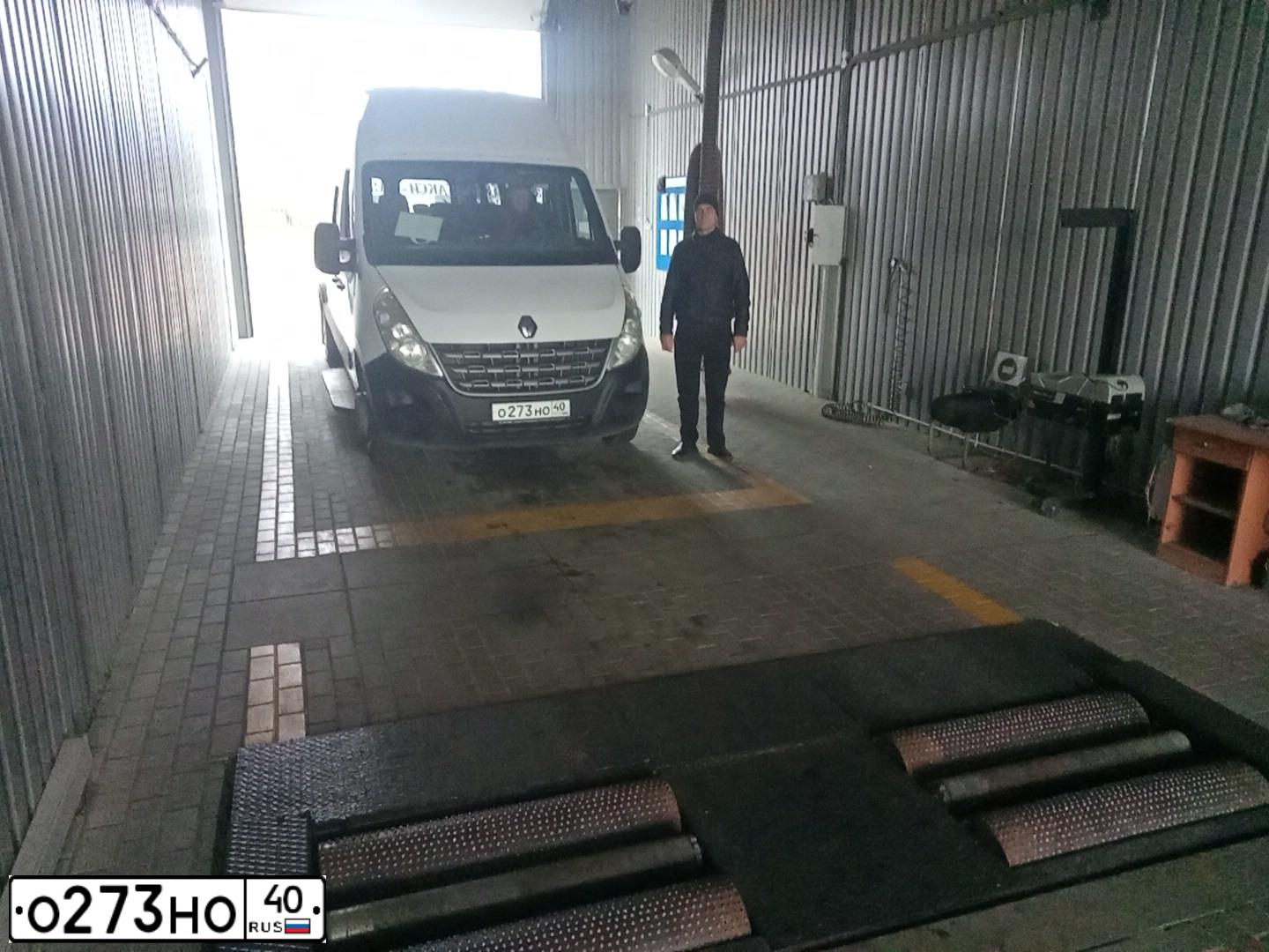 Фото автомобиля RENAULT MASTER, 2015 — госномер Н825МХ40. Цвет: Белый
