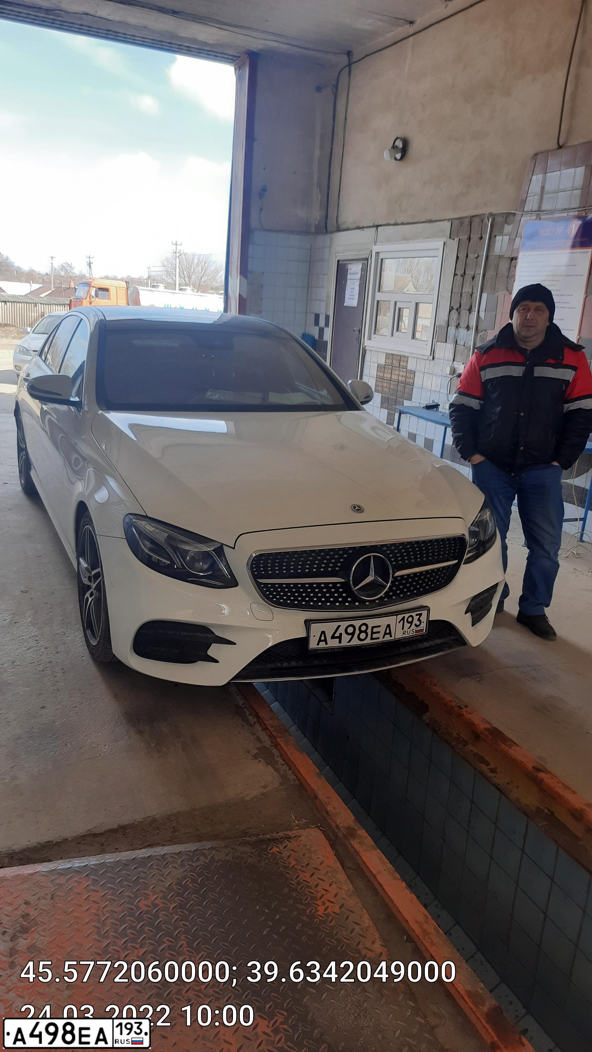 Фото автомобиля MERCEDES E-KLASSE, 2017 — госномер А269ТК193. Цвет: Белый