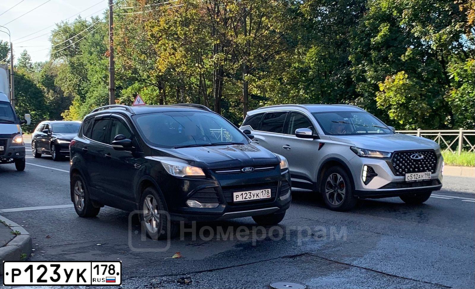 Фото автомобиля FORD KUGA, 2014 — госномер Р123УК178. Цвет: ЧЕРНЫЙ