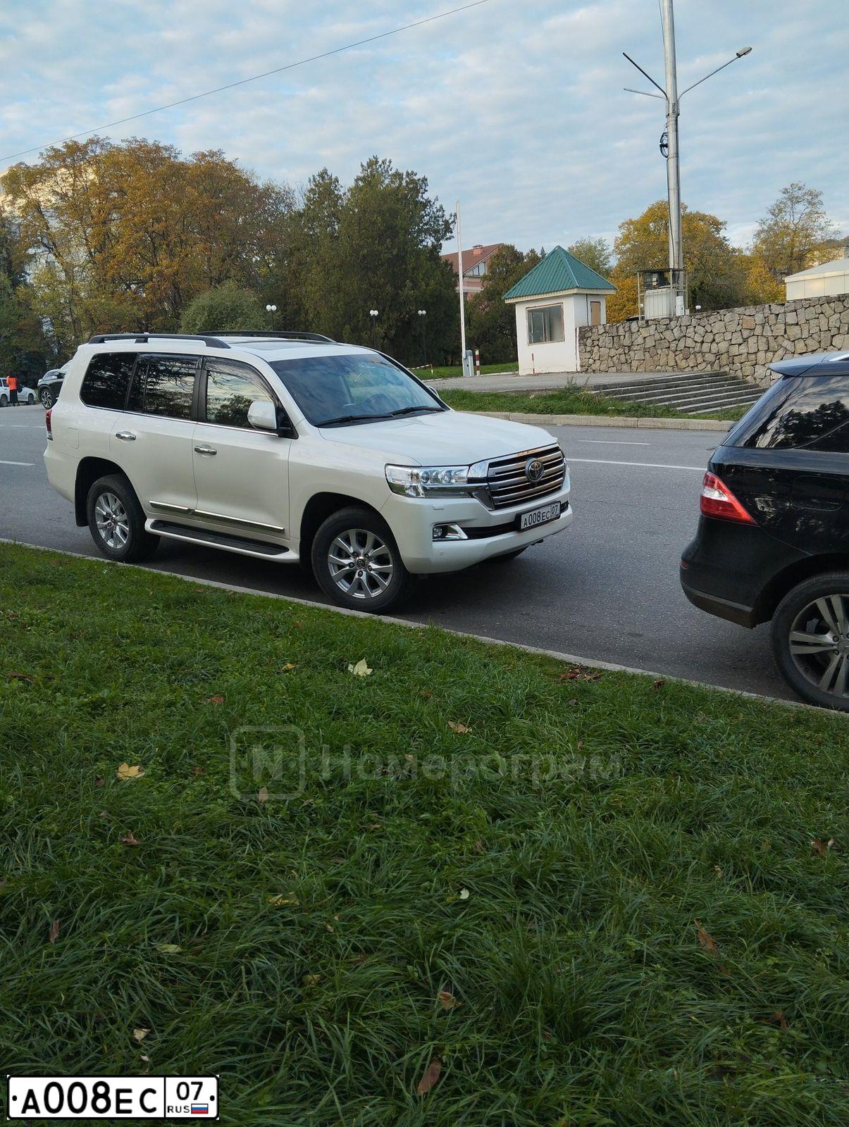 Фото автомобиля TOYOTA  LAND CRUISER 200, 2010 — госномер Х111ВК03. Цвет: Белый