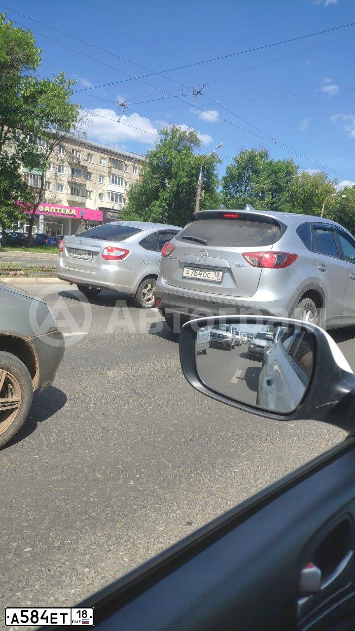 Фото автомобиля LADA 2191 GRANTA, 2015 — госномер А584ЕТ18. Цвет: СЕРЕБРИСТЫЙ