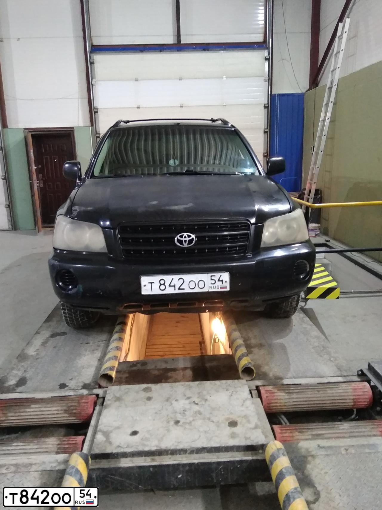Фото автомобиля TOYOTA HIGHLANDER, 2003 — госномер О564РЕ154. Цвет: ЧЕРНЫЙ