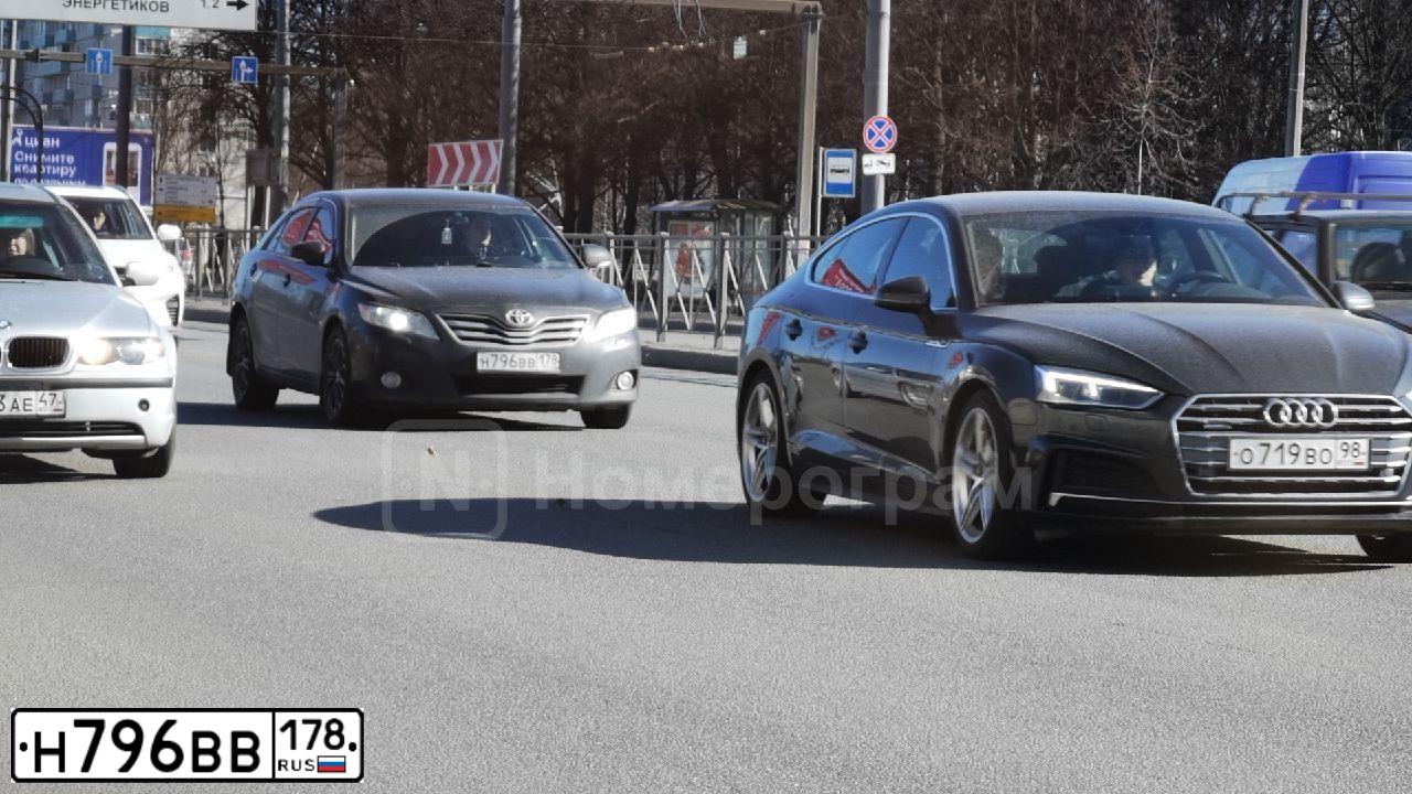 Фото автомобиля GAZ 2752 SOBOL, 2006 — госномер В926КР98. Цвет: СЕРЕБРИСТЫЙ