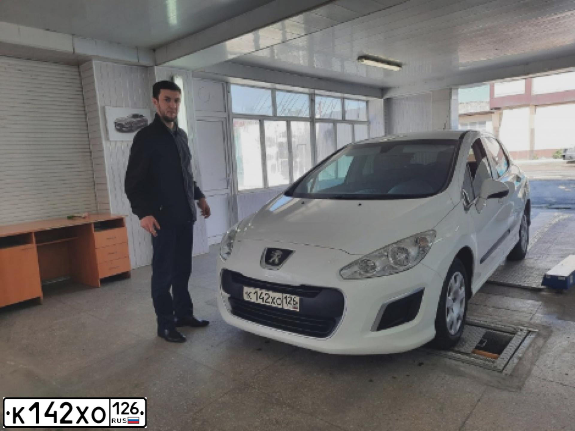 Фото автомобиля PEUGEOT 308, 2011 — госномер Н600МС126. Цвет: Белый
