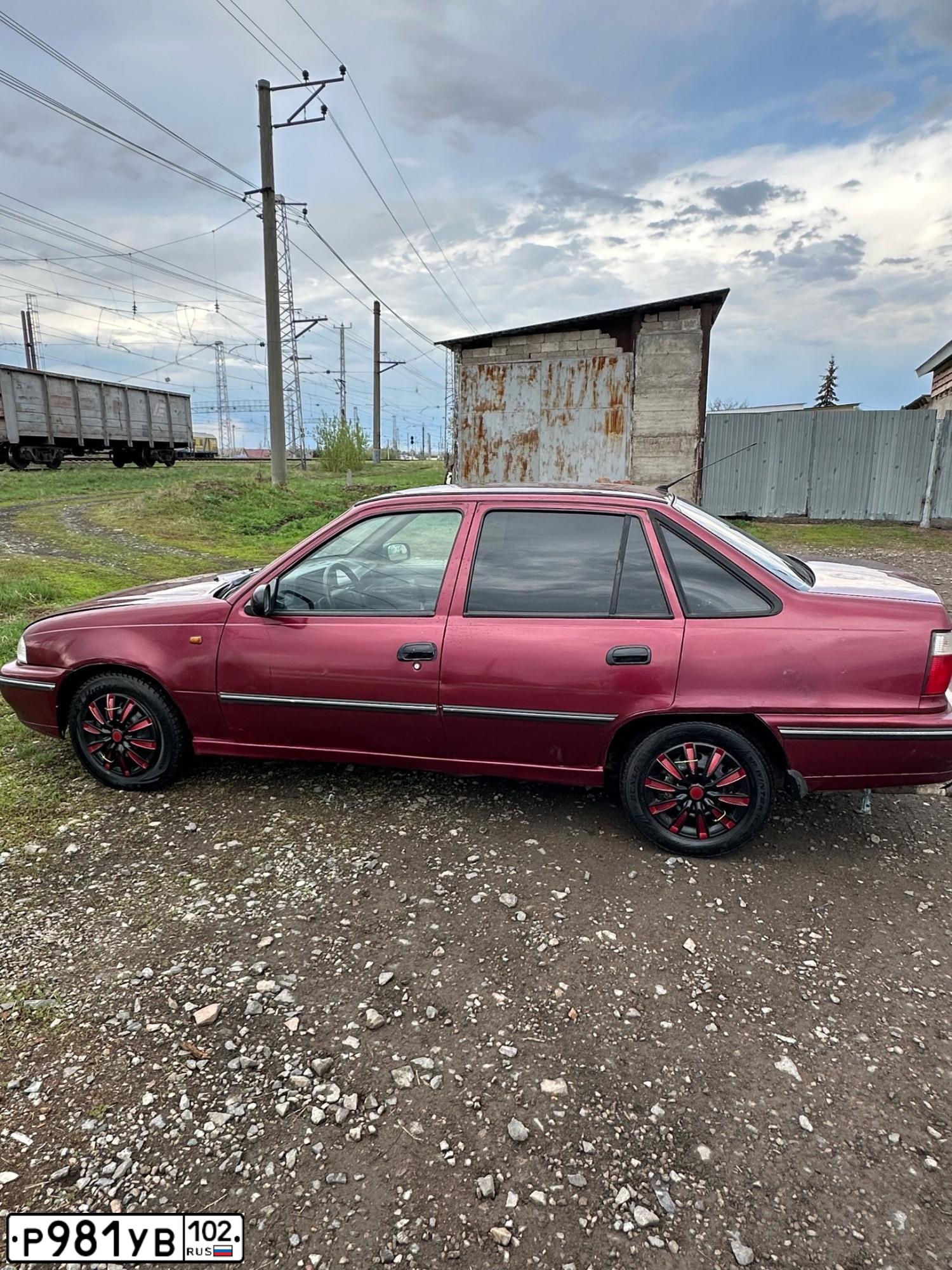 Фото автомобиля DAEWOO NEXIA, 2006 — госномер Р981УВ102. Цвет: БОРДОВЫЙ