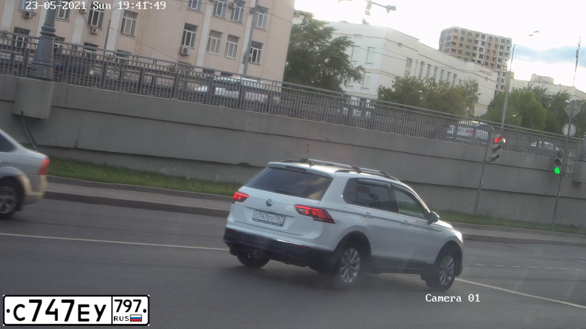 Фото автомобиля VOLKSWAGEN TIGUAN, 2021 — госномер С747ЕУ797. Цвет: Белый