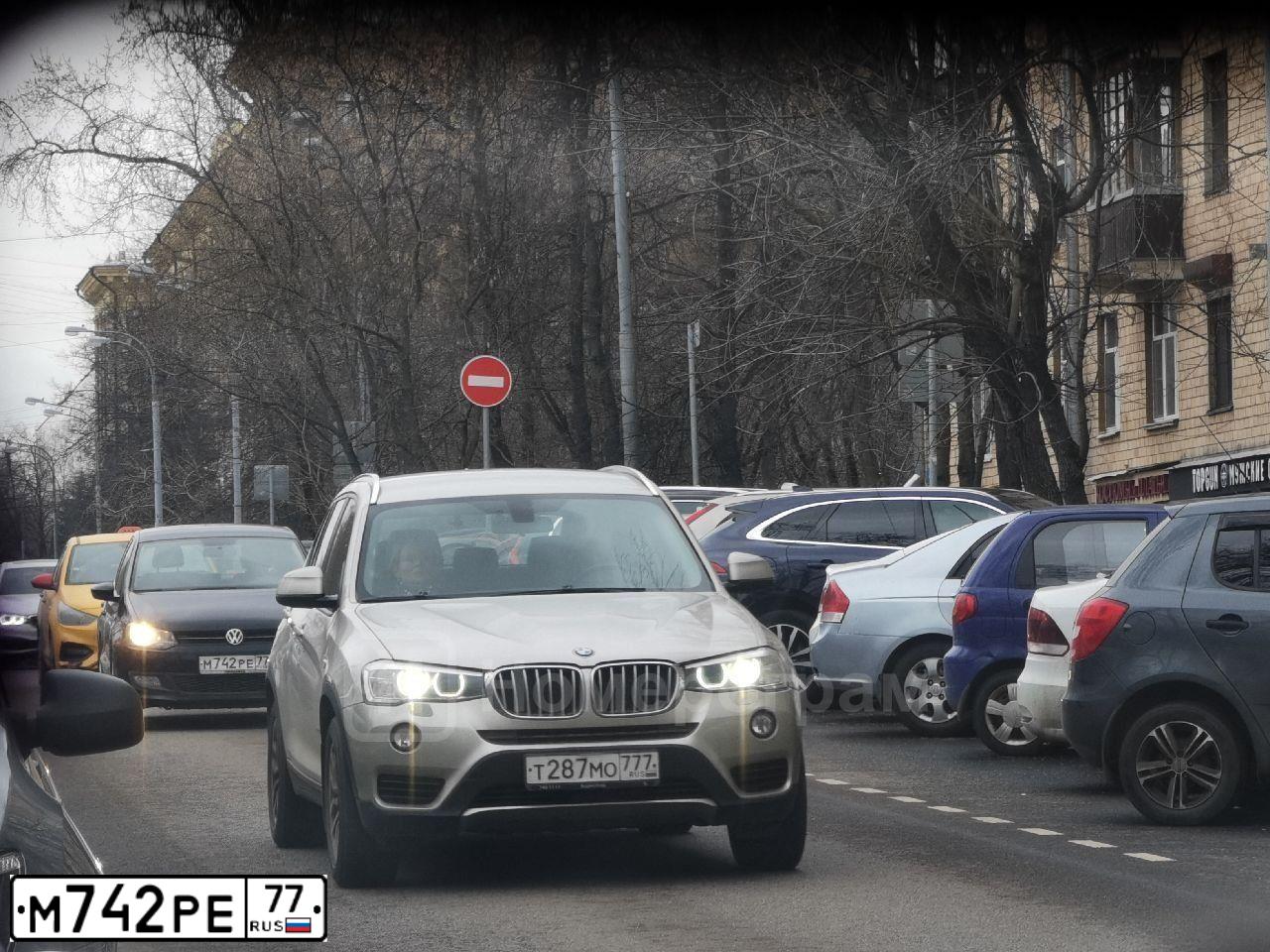 Фото автомобиля VOLKSWAGEN POLO, 2012 — госномер М742РЕ77. Цвет: ЧЕРНЫЙ