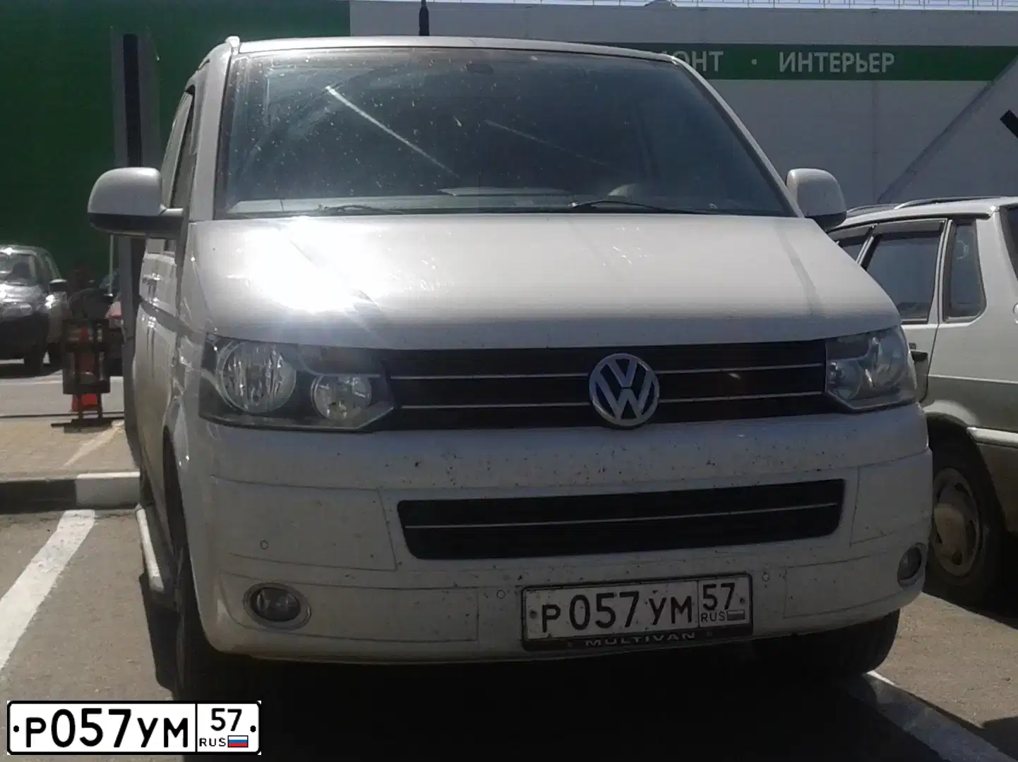 Фото автомобиля VOLKSWAGEN MULTIVAN, 2011 — госномер Р057УМ57. Цвет: БЕЛЫЙ