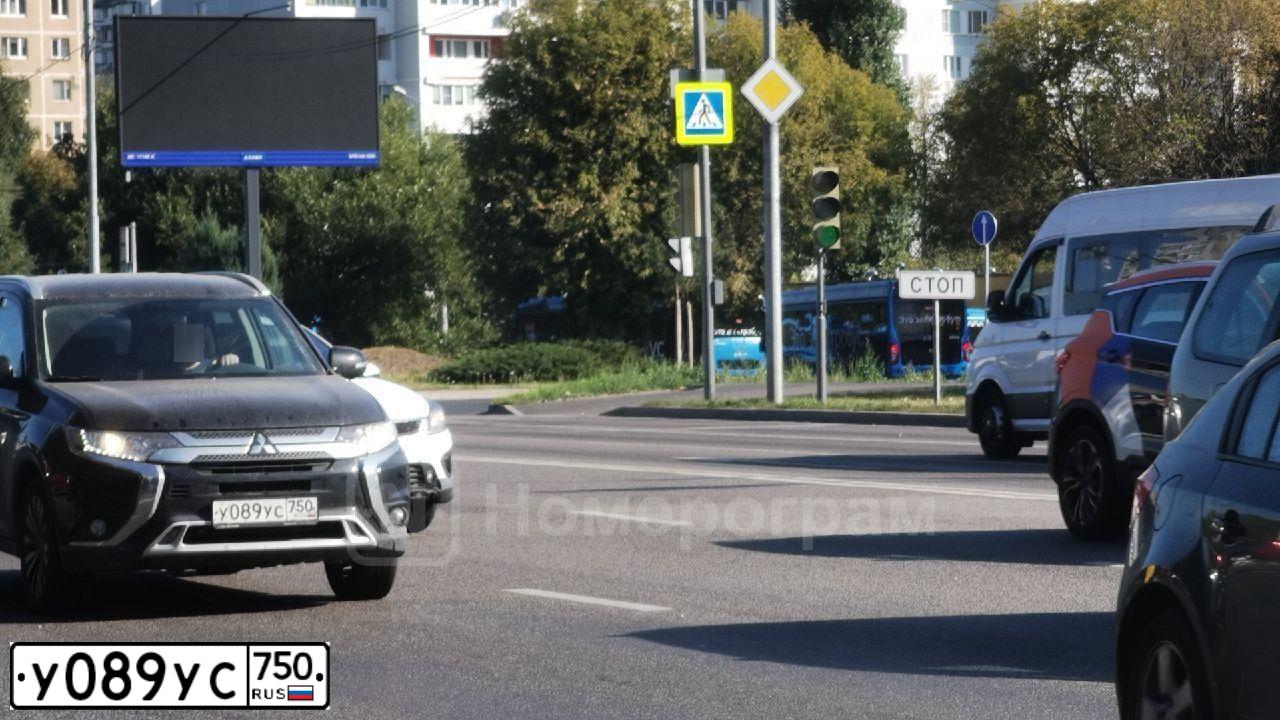 Фото автомобиля MITSUBISHI OUTLANDER, 2019 — госномер У606НС76