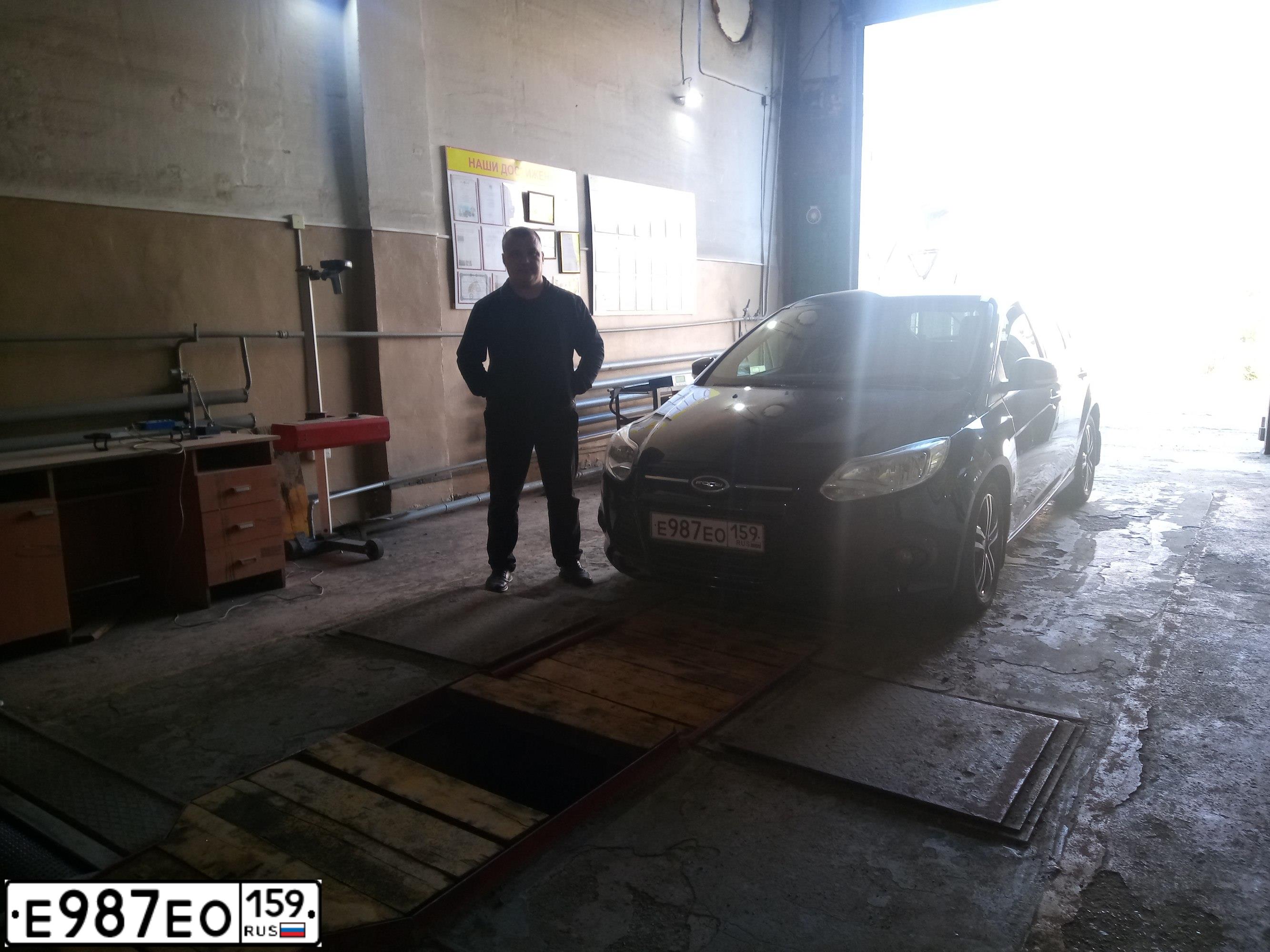 Фото автомобиля FORD FOCUS, 2013 — госномер Е664АО156. Цвет: ЧЕРНЫЙ