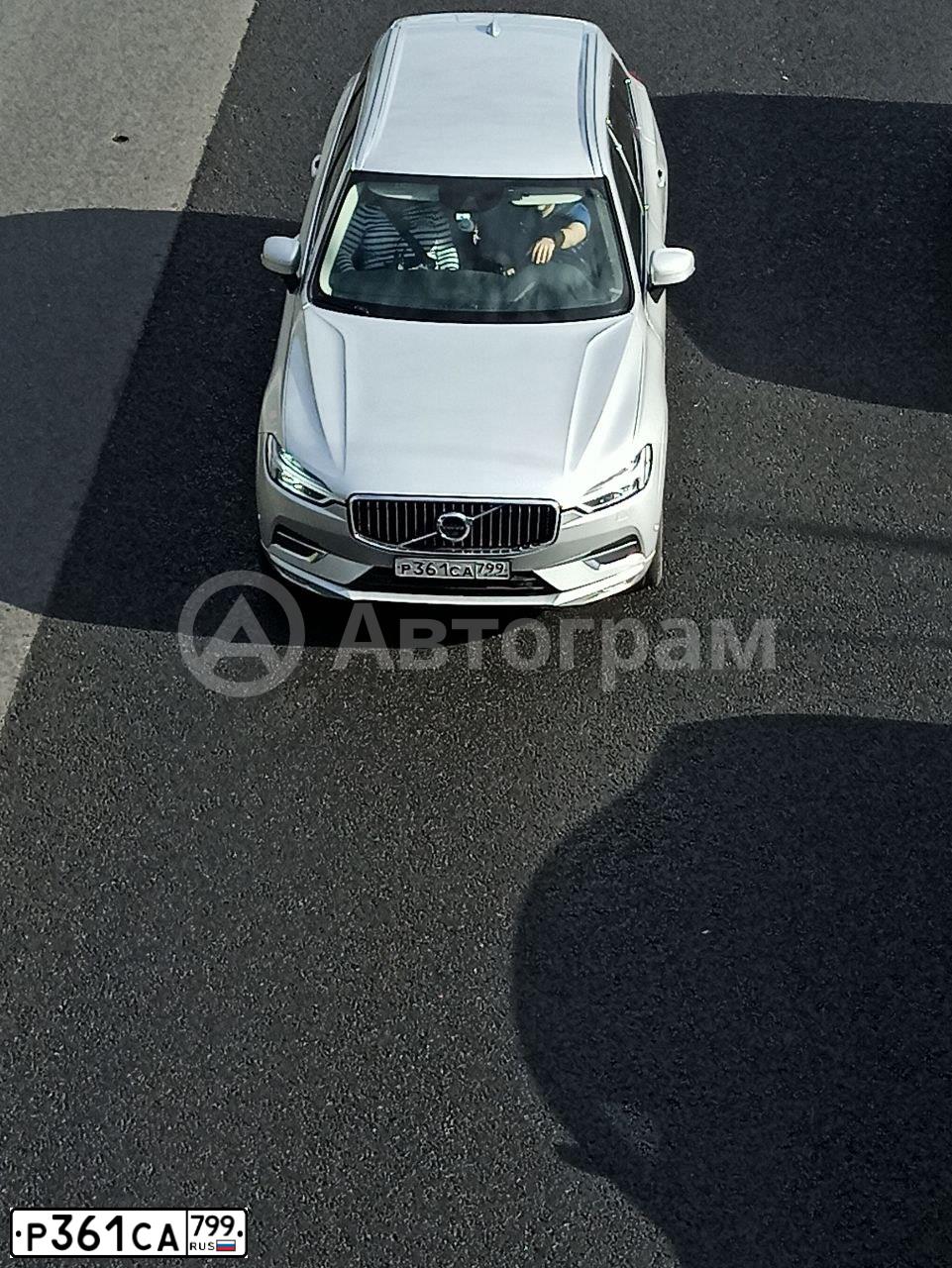 Фото автомобиля VOLVO XC60, 2019 — госномер Р361СА799. Цвет: Серебристый