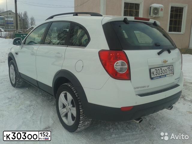 Фото автомобиля CHEVROLET CAPTIVA, 2012 — госномер С424ХВ774. Цвет: Белый