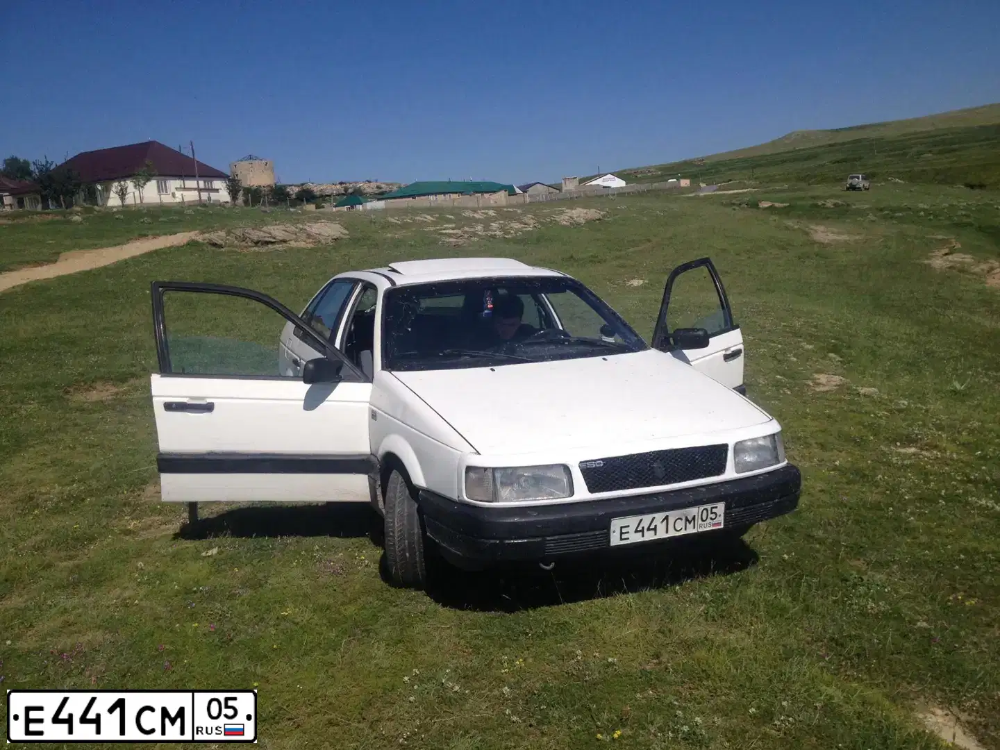 Фото автомобиля VOLKSWAGEN PASSAT GL, 1991 — госномер Е441СМ05. Цвет: Белый
