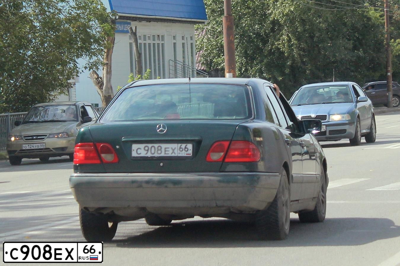 Фото автомобиля MERCEDES E-KLASSE, 1997 — госномер С908ЕХ66. Цвет: Темно-зеленый