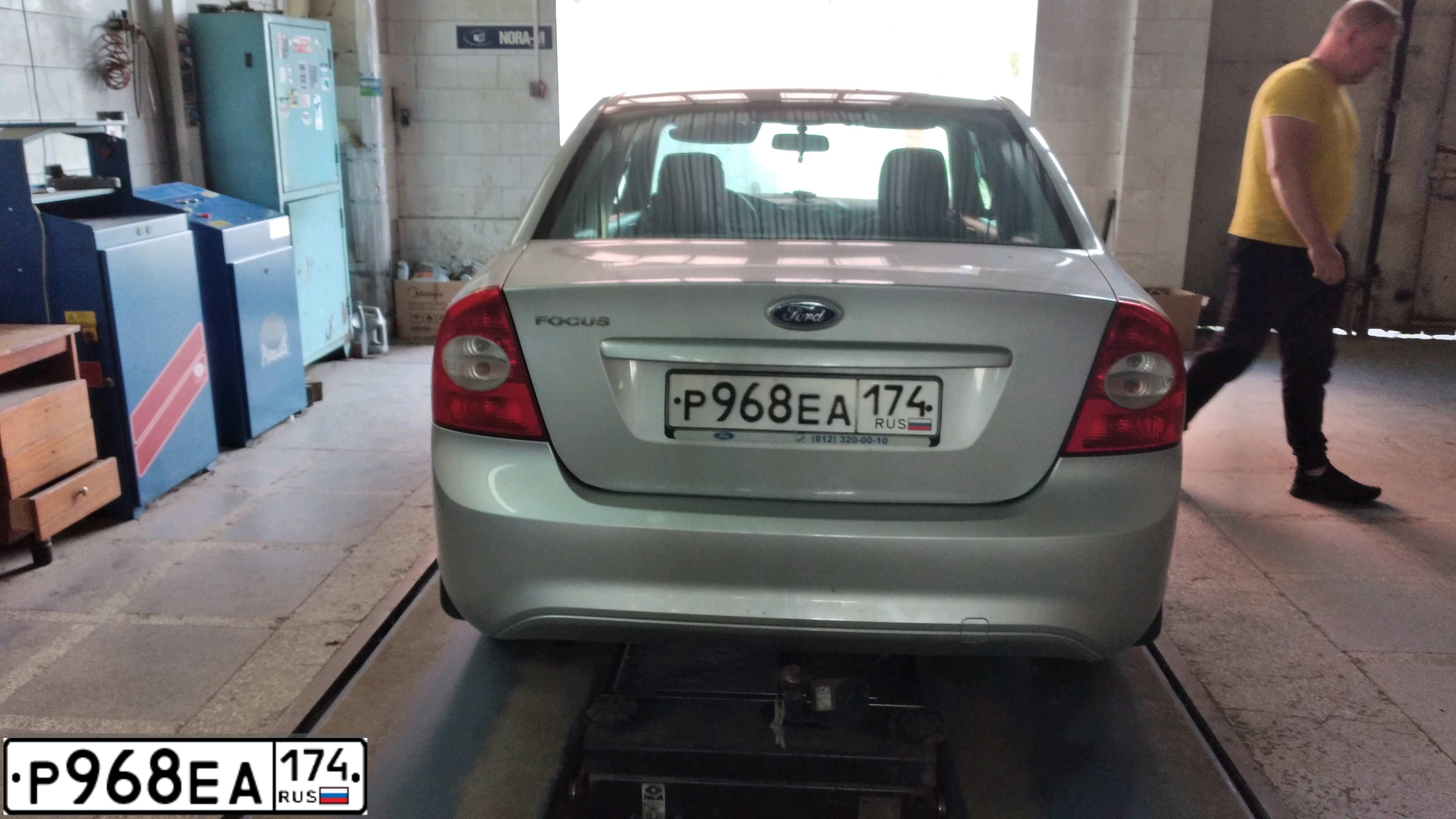 Фото автомобиля FORD FOCUS, 2008 — госномер Р968ЕА174. Цвет: Серебристый