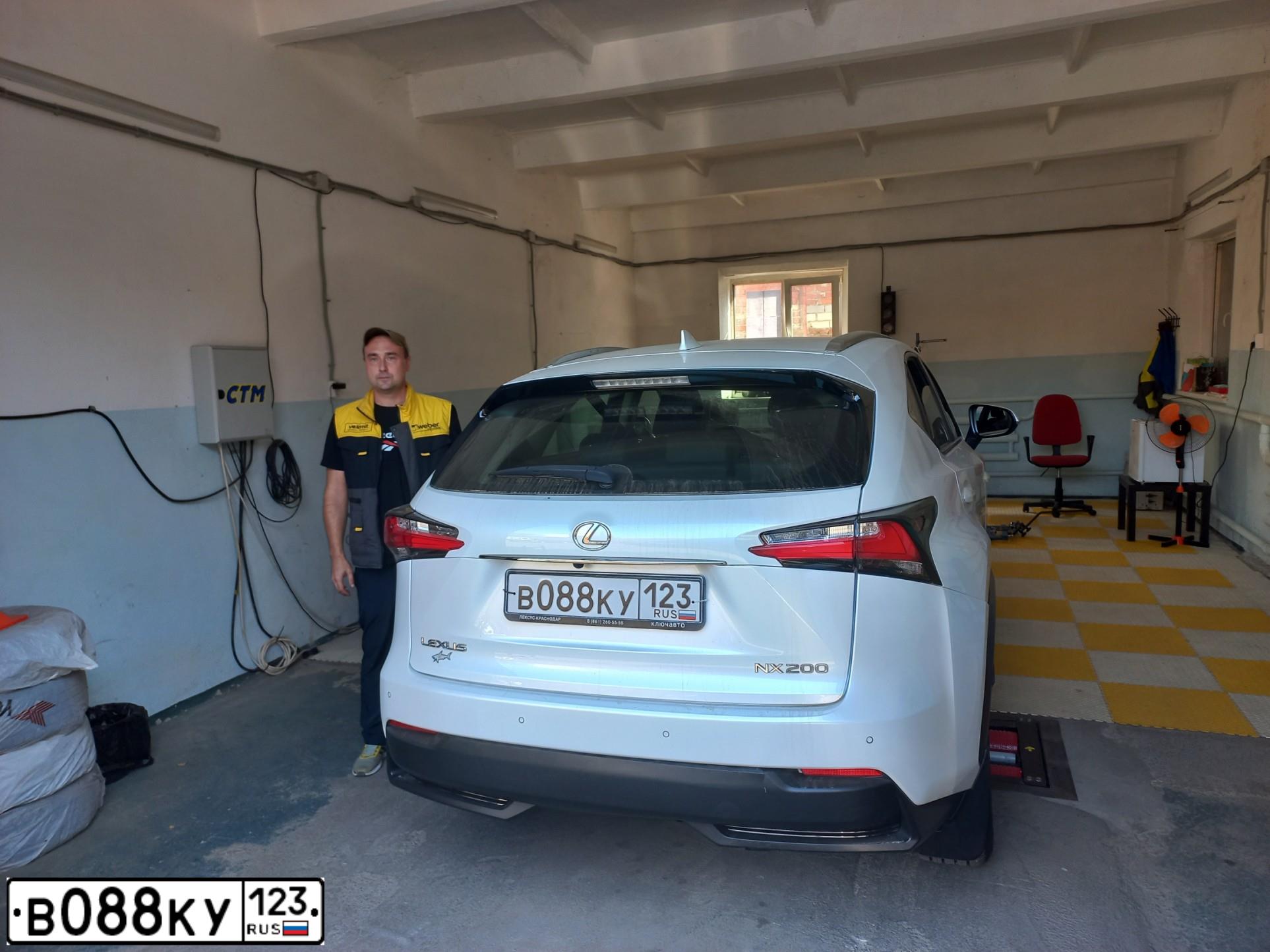 Фото автомобиля LEXUS NX, 2016 — госномер В088КУ123. Цвет: БЕЛЫЙ