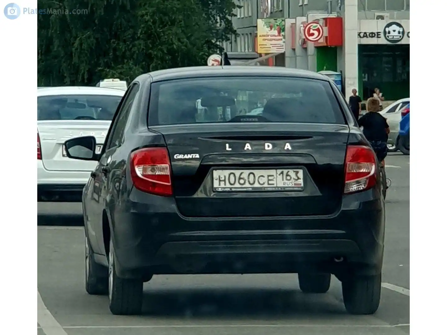 Фото автомобиля LADA 2170 PRIORA, 2010 — госномер Е812ОК164. Цвет: ЧЕРНО-СИНИЙ