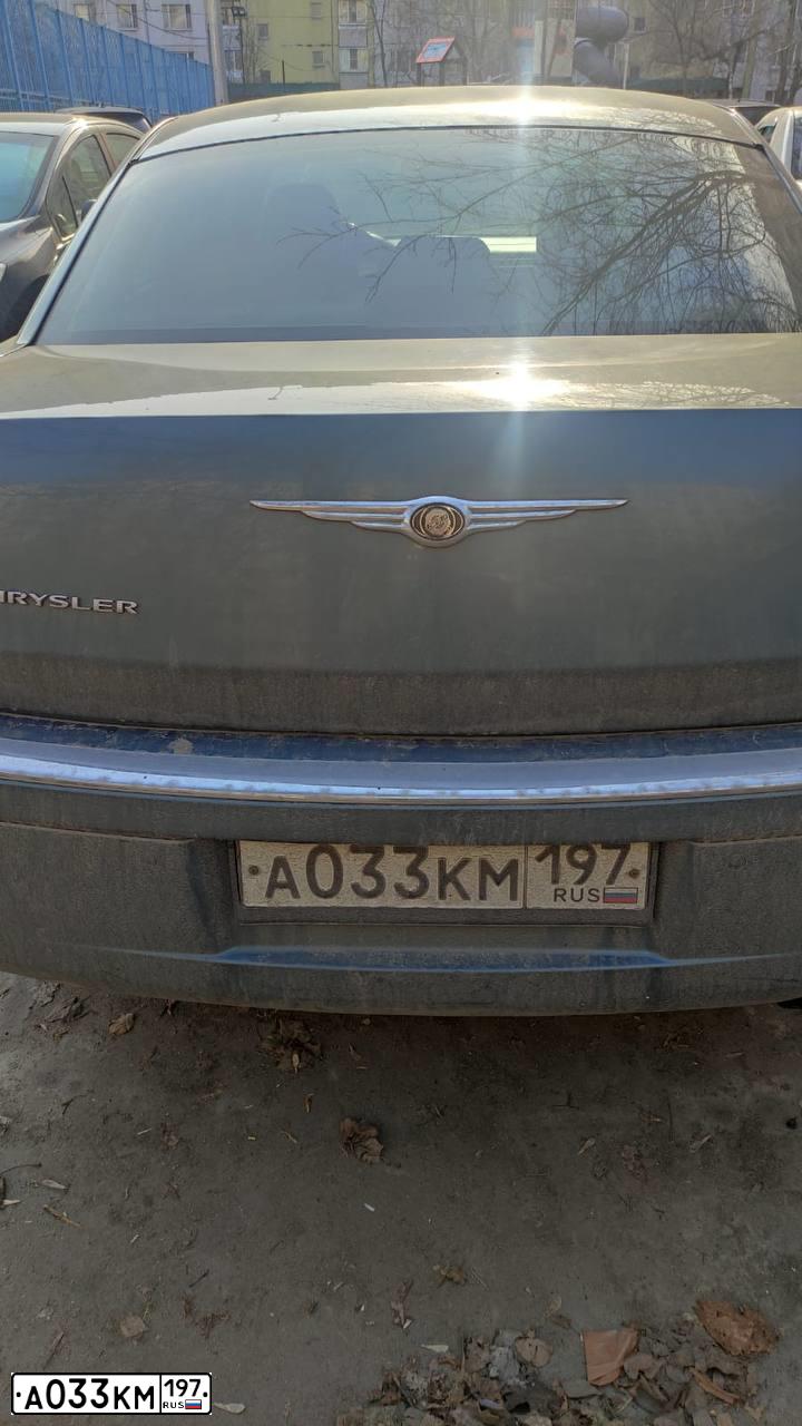 Фото автомобиля CHRYSLER SERIE 300, 2006 — госномер А033КМ197. Цвет: СЕРЫЙ