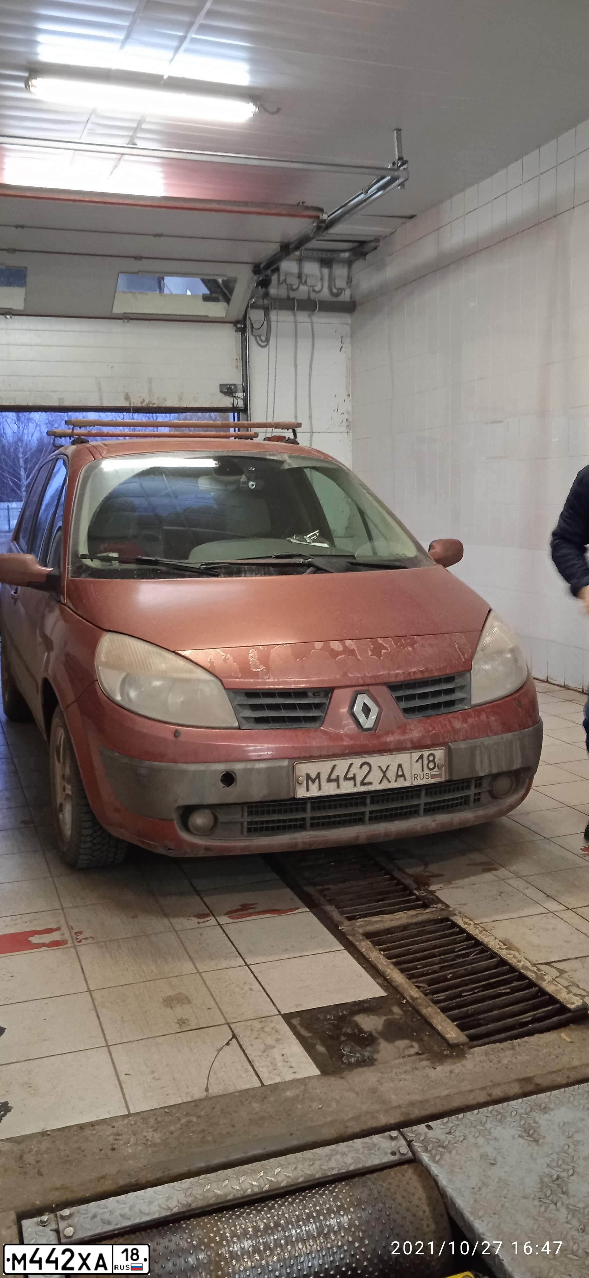 Фото автомобиля RENAULT MEGANE /GRAND/ SCENIC, 2006 — госномер М442ХА18. Цвет: КРАСНЫЙ