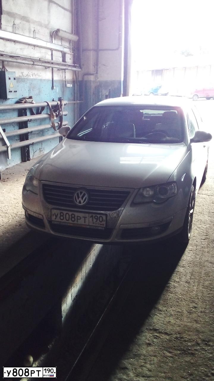 Фото автомобиля VOLKSWAGEN PASSAT, 2008 — госномер А990МУ190. Цвет: Серый