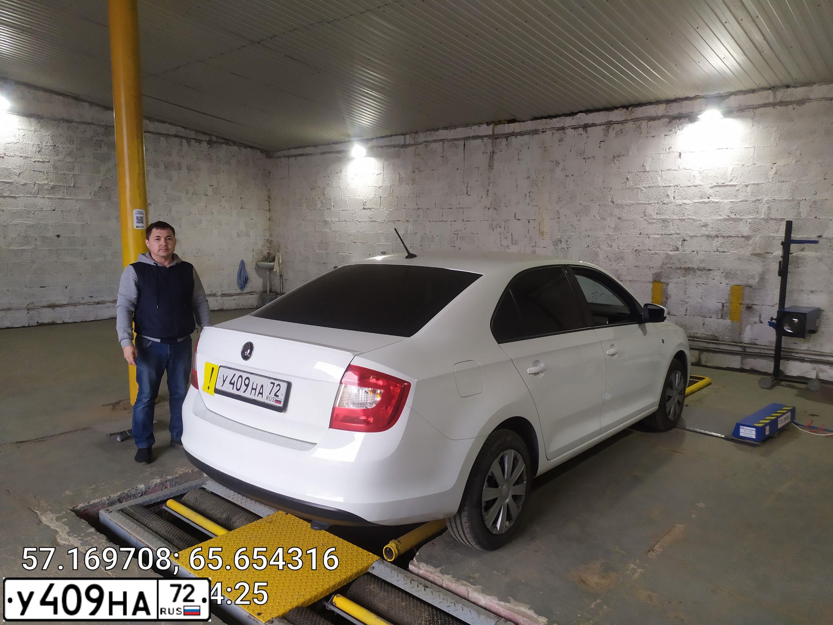 Фото автомобиля SKODA RAPID, 2015 — госномер У409НА72. Цвет: Белый