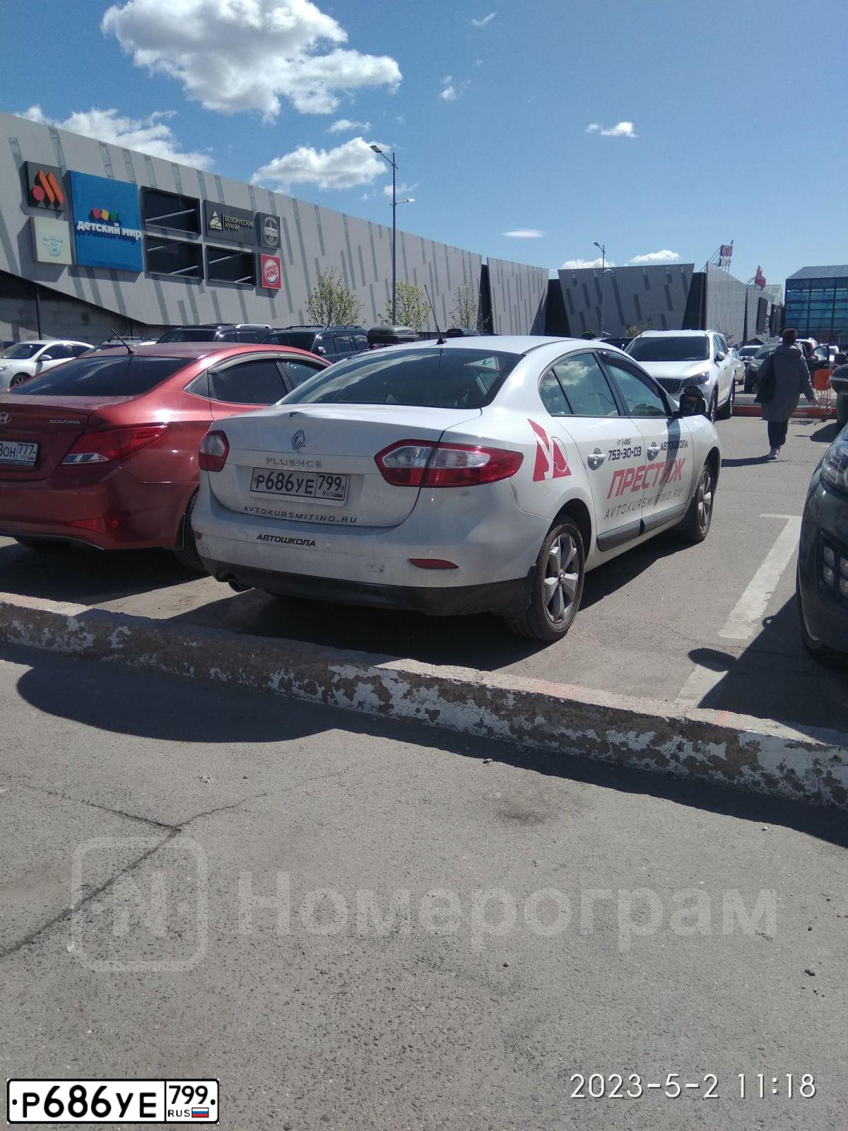 Фото автомобиля RENAULT FLUENCE, 2011. Цвет: Белый