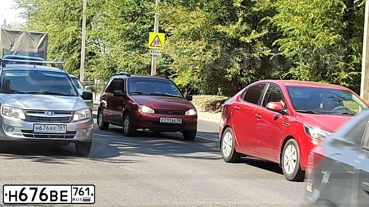 Фото автомобиля TOYOTA CAMRY, 2015 — госномер Н673ВЕ761. Цвет: ЧЕРНЫЙ МЕТАЛЛИК