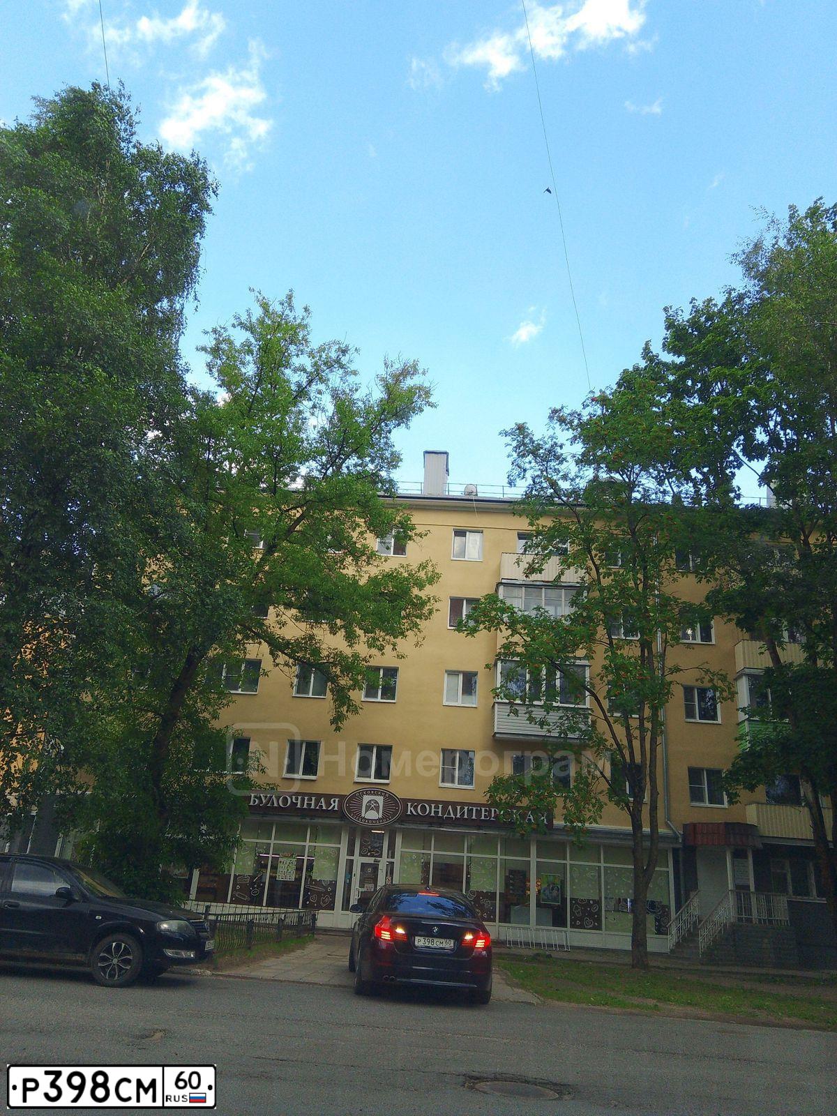 Фото автомобиля BMW SERIE 5, 2011 — госномер Р398СМ60. Цвет: синий