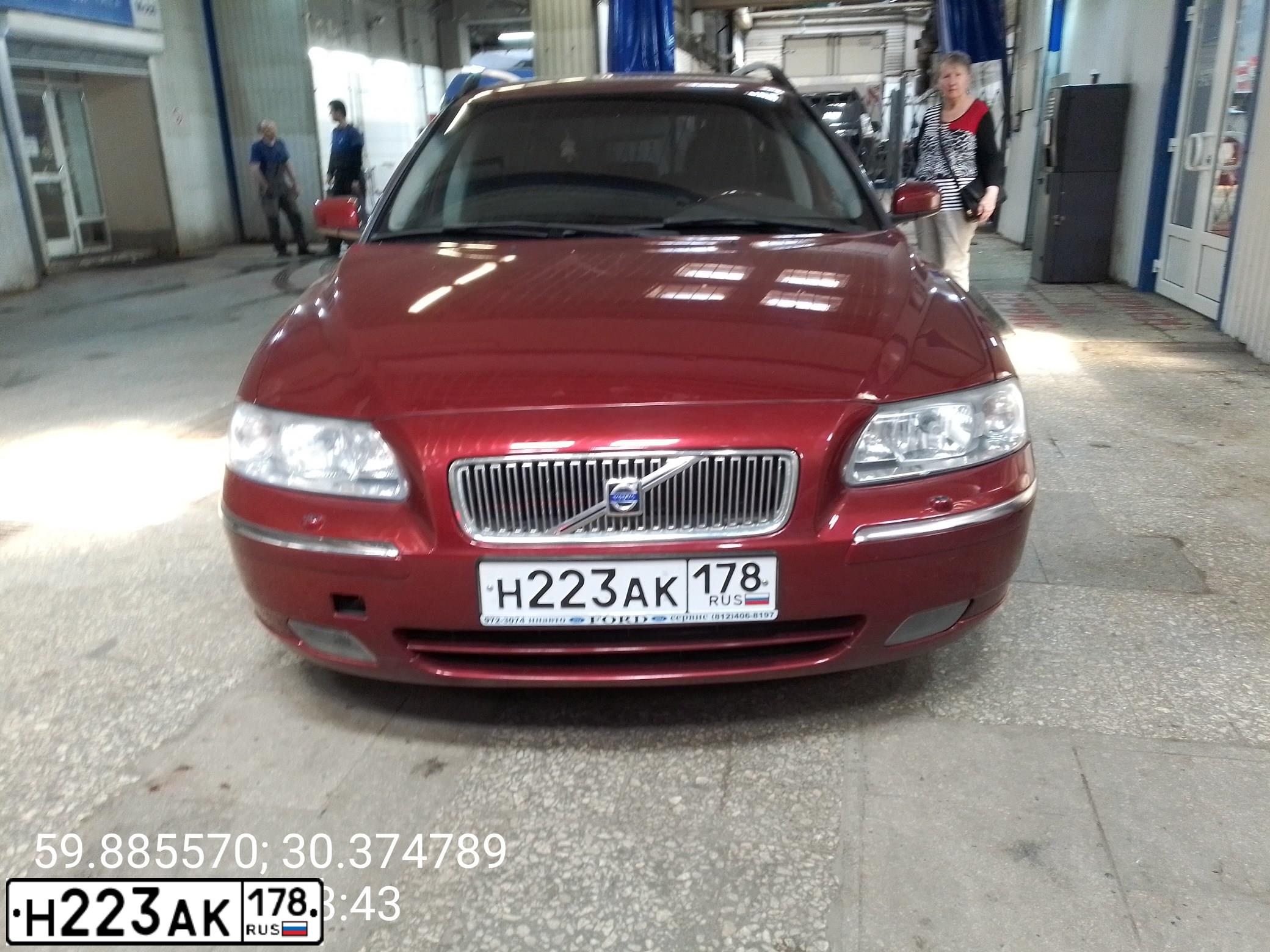 Фото автомобиля VOLVO V70, 2005 — госномер Т500УЕ97. Цвет: ТЕМНО-КРАСНЫЙ