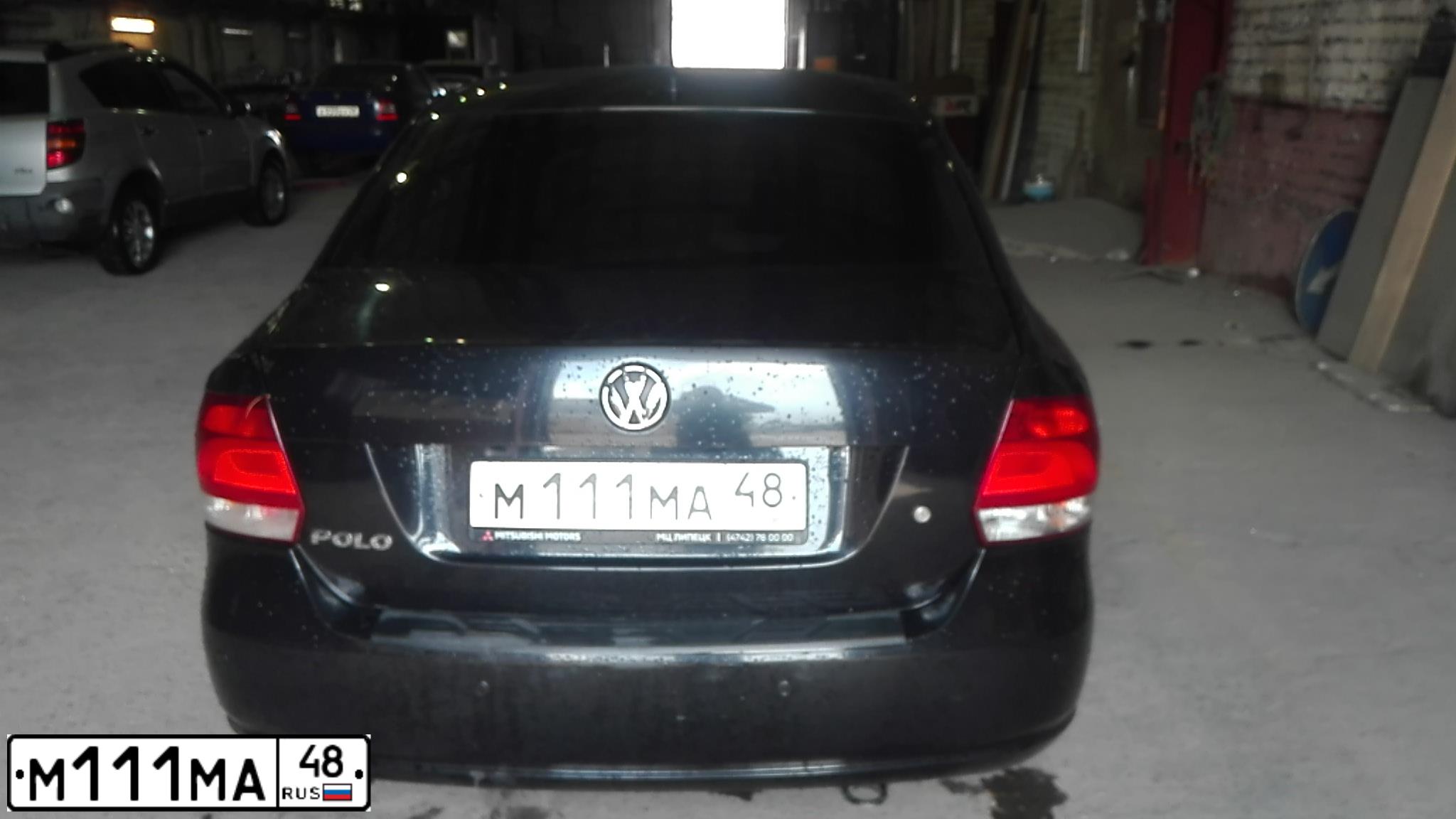 Фото автомобиля VOLKSWAGEN POLO, 2013 — госномер М111МА48. Цвет: ЧЕРНЫЙ